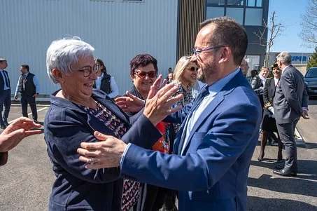 En Isère, où l’excellence médicale et technologique avance à grands pas ! 
Avec des dispositifs de santé innovants et des infrastructures nouvelles au service des patients.

📍 À Apprieu, inauguration de l’usine MinMaxMedical, symbole de l’innovation technologique en santé. Suivie de la visite de la Maison de Santé Pluridisciplinaire, une infrastructure essentielle pour renforcer l’accès aux soins. 

 📍À Grenoble, inauguration du nouveau service de radiothérapie du CHU Grenoble-Alpes, un centre de référence pour l’Arc Alpin : 1 600 nouveaux patients pris en charge chaque année et 95 traitements administrés chaque jour.

✅ L’occasion de confirmer le financement par l’Etat du projet de rénovation du CHU de Grenoble pour un montant de 201 millions d’euros. Merci à tous les acteurs pour leur engagement !