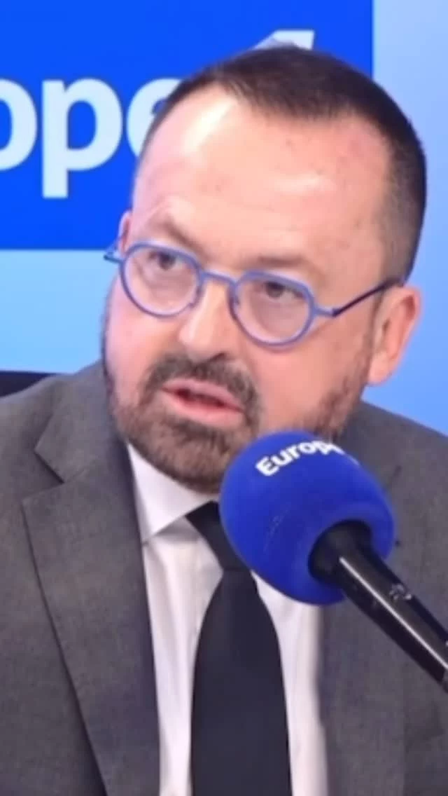 Aujourd’hui, 50 % des patients qui devraient bénéficier de soins palliatifs n’y ont pas accès. Et 20 départements n’ont toujours aucun service dédié.

C’est inacceptable. Mon engagement est clair : permettre à chaque territoire de développer des soins palliatifs pour accompagner dignement les patients en fin de vie, dans la gestion de la douleur, mais aussi sur le plan psychologique.

Pour cela, 100 millions d’euros supplémentaires sont inscrits dans le PLFSS 2025. Et plus de 900 millions d’euros devront suivre sur les neuf prochaines années.

Si le Parlement adopte le texte sur les soins palliatifs, ce sera un acte politique fort, à la hauteur de l’enjeu.

#pascalpraudetvous #europe1 #santé #soinspalliatifs
