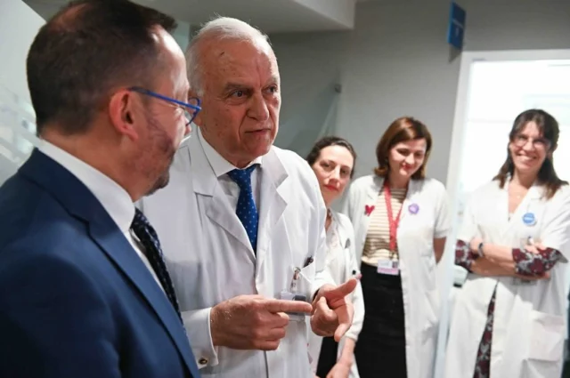 Je suis très heureux et honoré d’avoir inauguré aujourd’hui l’Institut de la Santé de la Femme et de la Fertilité de l’Hôpital Foch.

Cet institut incarne une vision que je défends avec conviction : une approche globale, coordonnée et humaine de la santé des femmes, articulée autour de parcours de soins personnalisés, intégrant la fertilité, la prévention et l’innovation.

C’est aussi un lieu d’excellence scientifique, où la recherche et l’audace médicale se mettent au service du progrès. Je lui souhaite de continuer à fédérer les talents ! 

Je tiens à saluer tout particulièrement le Pr Jean-Marc Ayoub, dont l’engagement pour la santé des femmes est exemplaire.

Merci à toutes les équipes soignantes et à la direction de l’hôpital Foch pour leur travail remarquable.